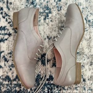 White Mountain Light Grey Leather Oxfords Size 6
